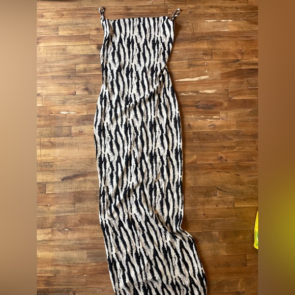 PrettyLittleThing Cowl Neck Zebra Print Maxi Dress - Picture 2 of 5
